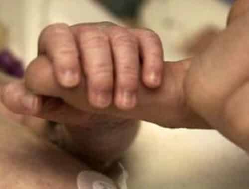 Lille Viktor holder mammas finger... Foto: John Magnus Steffensen